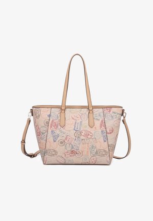 Borsa beige con stampa di timbri da viaggio. Forma strutturata, manici superiori doppi, tracolla staccabile, texture morbida e dettagli in metallo.
