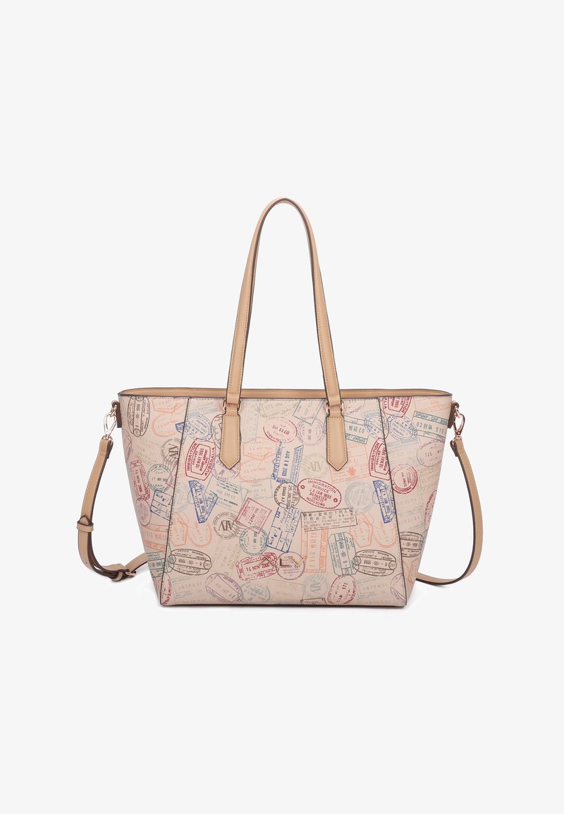 Beige handtas met een print van reisstempels. Gestructureerde vorm, dubbele handgrepen bovenaan, afneembare schouderriem, gladde textuur en metalen accenten.