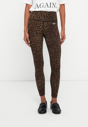 Leggings con stampa leopardata in un materiale elastico e strutturato. Design a vita alta con un logo discreto vicino alla cintura. Mocassini neri completano il look.