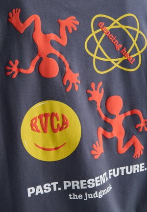 Figures humaines abstraites rouges, smiley jaune avec "RVCA", symbole atomique jaune avec "dancing heal", et texte "PAST. PRESENT. FUTURE. the judgment." sur un tissu foncé.