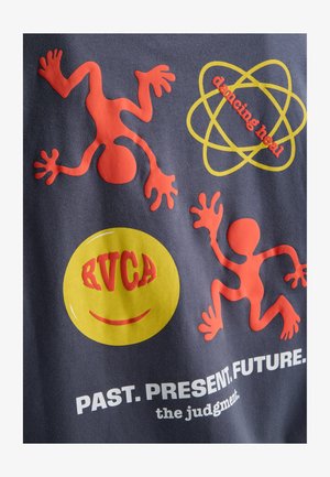 Czerwone abstrakcyjne sylwetki ludzkie, żółty uśmiechnięty emotikon z napisem "RVCA", żółty symbol atomu z napisem "dancing heal" oraz napis "PAST. PRESENT. FUTURE. the judgment." na ciemnej tkaninie.