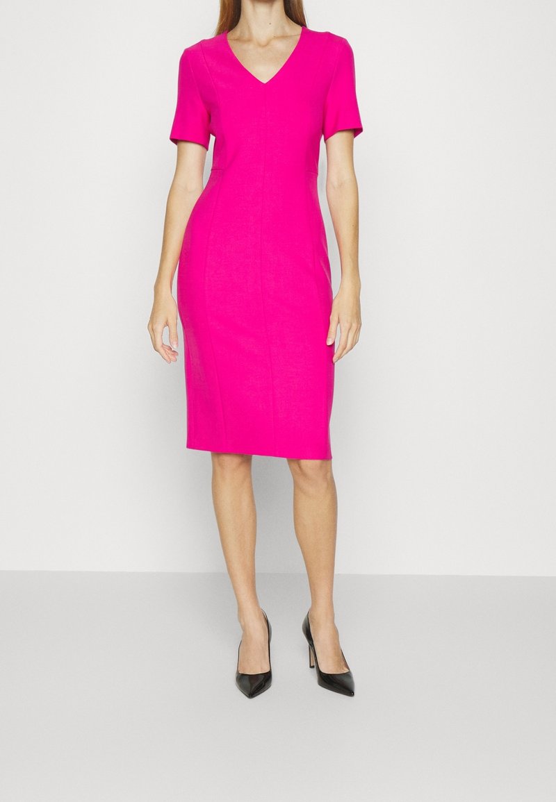 Aangepaste roze jurk met korte mouwen, V-hals, kniehoogte, gemaakt van soepele stof, met zijnaaddetails en een gestroomlijnde silhouet.