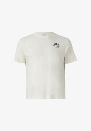 Biała koszulka z krótkim rękawem i okrągłym dekoltem, z małym czarnym napisem "A.R.R Rethink & Reload" nadrukowanym na lewej stronie klatki piersiowej.