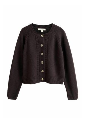 Dunkelbraune gestrickte Strickjacke mit langen Ärmeln, rundem Ausschnitt und sechs hellen Knöpfen vorne mit Zopfmuster-Details.