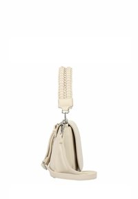 Bolso de mano de cuero beige con una correa trenzada, herrajes plateados y una forma compacta y estructurada. Cuenta con cierre de cremallera y correa de hombro ajustable.