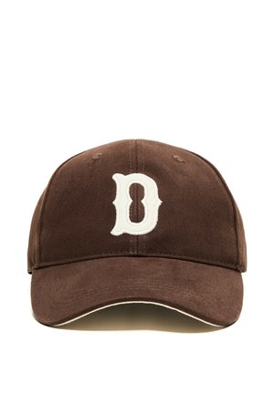 Casquette de baseball marron avec un D majuscule blanc brodé au centre avant et une visière courbée.