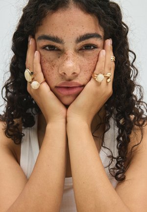 Stradivarius, SET OF 5 BEADED RINGS - Bague - gold-coloured