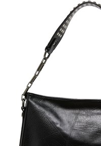 Zwarte leren handtas met een gestructureerde vorm; beschikt over een kettinghengsel met een leren accent met studs en een gestructureerd oppervlak.