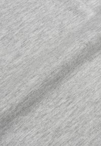 Tessuto grigio chiaro con una superficie morbida e strutturata. Il materiale sembra leggermente melange, presentando una combinazione di fili grigi più chiari e più scuri.