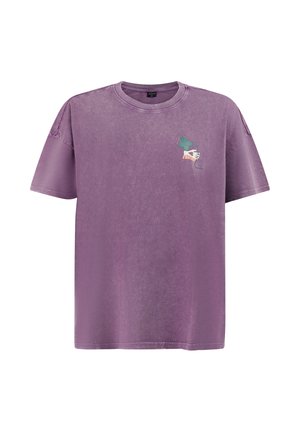 Paarse T-shirt met korte mouwen en ronde hals, met een kleine afbeelding van een hand die een boom vasthoudt en tekst op de linkerborst.