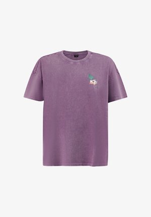 Paarse T-shirt met korte mouwen en ronde hals, met een kleine afbeelding van een hand die een boom vasthoudt en tekst op de linkerborst.