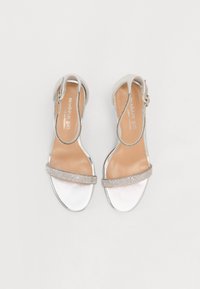 Madden Girl BRAZEN - Sandali z visoko peto - silver coloured