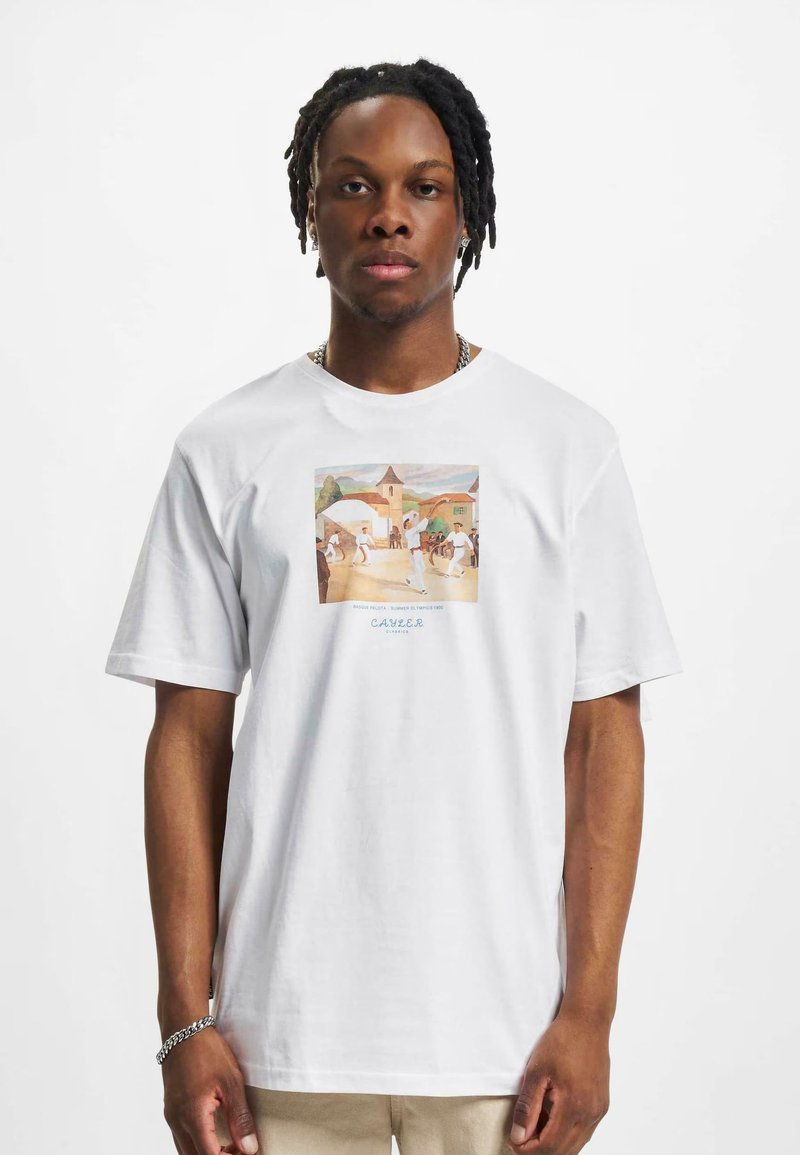Camiseta blanca de algodón con un gráfico central colorido de bailarines cerca de edificios, con mangas cortas y un ajuste relajado.