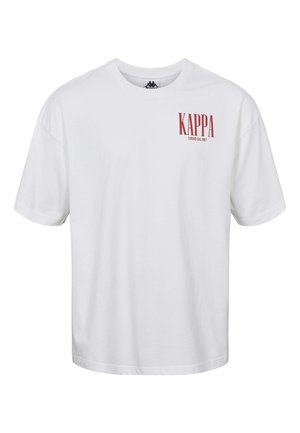 Camiseta blanca de manga corta y cuello redondo con texto rojo "KAPPA TORINO-DAL 1967" en la parte superior izquierda del pecho.