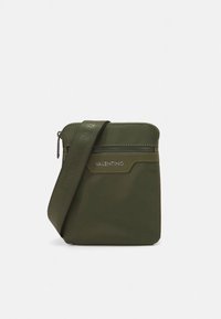 Piccola borsa a tracolla verde oliva con tracolla regolabile, tasca con cerniera sul davanti e patch con il logo Valentino.