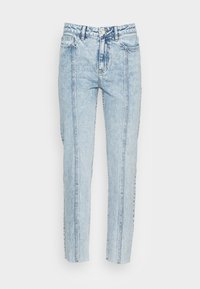 Jeans de ganga azul claro com corte reto, apresentando costuras laterais, cinco bolsos e um fecho de botão na cintura.