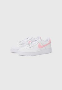 Bijele Nike Air Force 1 tenisice s ružičastim akcentima, gornji dio od teksturirane kože, gumeni potplat i perforirani prednji dio za ventilaciju.