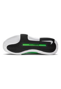 Scarpa sportiva nera con suola bianca, dotata di un accento verde e fondo in gomma texture con motivo a zig zag. Logo Air Zoom visibile.
