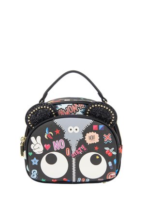 Petit sac noir avec des yeux de dessin animé, des oreilles scintillantes, un design à fermeture éclair et des autocollants colorés de style bande dessinée comprenant le signe de la paix, des cœurs et des cerises.