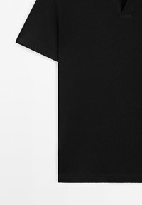 Polo noir à manches courtes avec col, montré de la poitrine jusqu'à la taille sur fond blanc.