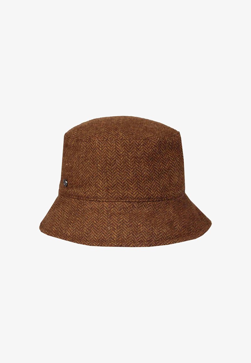 Brun herringbone stof bucket hat med en bred skygge, der hælder nedad, og et lille metal logo på siden.