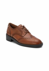 Zapato de vestir de cuero marrón con diseño de punta de ala perforada, cierre de cordones, punta redonda y suela de goma negra.