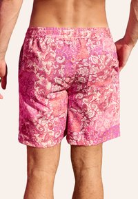 Costumi da bagno con motivo rosa e viola, dotati di una cintura elastica e due tasche posteriori, caratterizzati da design floreali e paisley.