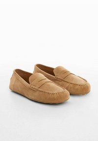 Vaaleanruskeat mokkasiinit, joissa on pyöreä kärki ja edessä ommellut yksityiskohdat. Matala profiili ja pehmeä pinta, joustava pohja.