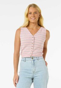 Top sans manches rose et blanc à rayures avec un décolleté en V et une fermeture à boutons, fabriqué dans un tissu doux, associé à un jean taille haute bleu clair.