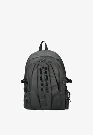 Sort nylonrygsæk med flere lynlåslommer, justerbare stropper og et minimalistisk design med en logo-detalje foran.