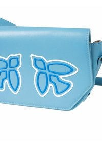 Borsa a tracolla in pelle blu chiaro con motivi di farfalle blu in rilievo contornati di bianco. La borsa presenta un design semplice e angolare con chiusura a pattina.
