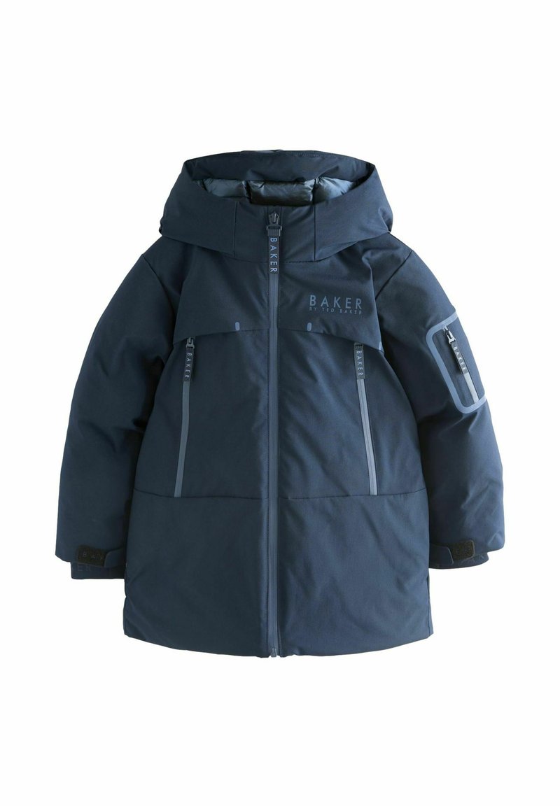 Parka bleu marine avec capuche, dotée de poches zippées, de poignets ajustables et de la marque "BAKER" en lettres contrastées sur le devant.
