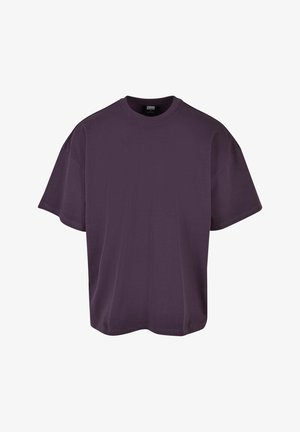 Üks suur t-särk lühikeste varrukatega tumepurpurpunasest puuvillast, ümara kaelusega ja sileda tekstuuriga, ilma mustrite või kaunistusteta.