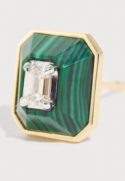 Kvadratni zeleni malahitni prstan z zlato ogrodje in osrednjim pravokotnim prosojnim draguljem v srebrnem nastavku s štirimi kremplji na belem ozadju.