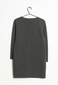 Szara sukienka z długim rękawem o teksturowanym wykończeniu, z okrągłym dekoltem i prostym krojem, wisząca na czarnym wieszaku na białym tle.