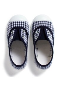 Tenisky slip-on s námořnickými a bílými kostkovanými vzory, s bílými gumovými podrážkami a detaily v oblasti šněrování. Soft textilní podšívka, zaoblená špička, ležérní design.