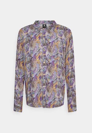 Camisa de manga larga abotonada con un patrón abstracto multicolor en tonos morados, beige y grises.