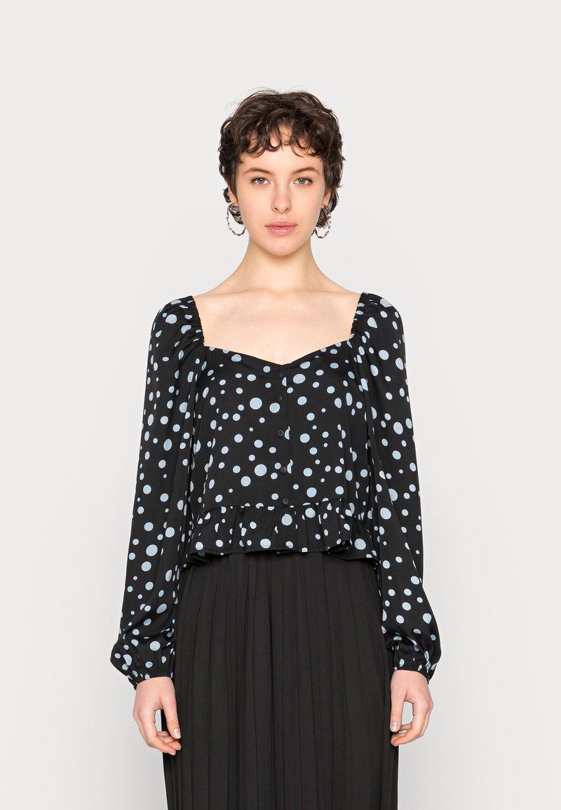 Blusa preta com bolinhas azul claro, decote quadrado, mangas franzidas e bainha peplum. Possui fecho frontal por botões.