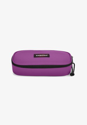 Estuche de lápices púrpura con un exterior de tela duradera, cierre negro y un parche con logo en la parte superior. Forma cuadrada con una textura suave.