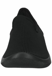 Schwarze Slipper mit strukturiertem Strickobermaterial, abgerundeter Zehenpartie und flexibler Gummisohle mit rutschfester Musterung.