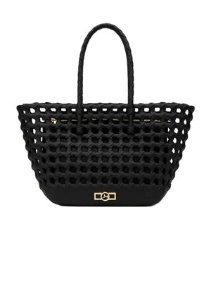 Zwart geweven tote tas met gevlochten handvatten, binnenvak met rits en gouden rechthoekige sluiting op stevige basis.