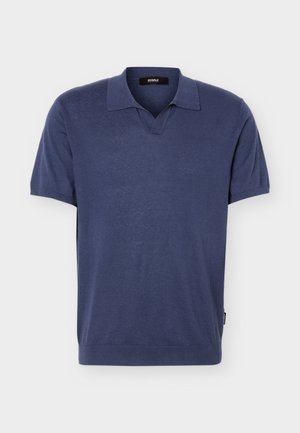 Tricou polo bleumarin cu mânecă scurtă, guler plat și deschidere în V, realizat dintr-un material moale și cu o mică etichetă laterală.