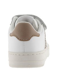 Weißer Sneaker mit einem soliden Design, strukturiertem grauem Stoff an der Zunge und einem beigen Akzent an der Ferse. Verfügt über eine glatte Oberfläche und eine strapazierfähige Sohle.