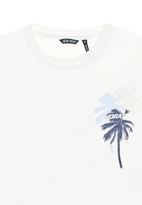 Camiseta de algodón blanca con cuello redondo, mangas cortas y un gráfico de palmera en azul y negro en el lado izquierdo del pecho. Etiqueta de la marca visible.