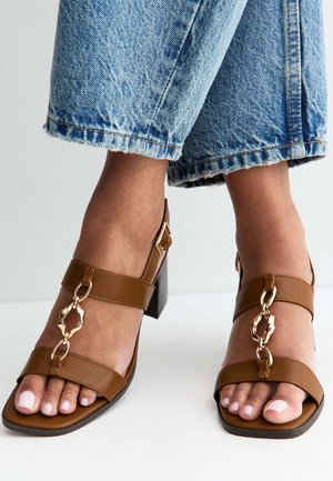 New Look, TAN CHAIN STRAP BLOCK HEEL SANDALS - Sandals - tan