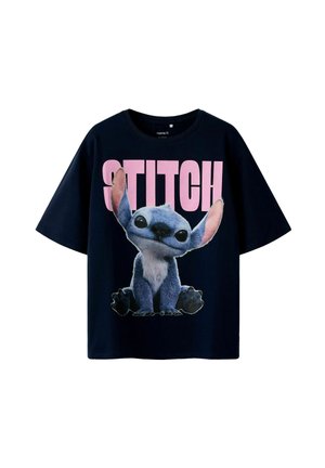 Granatowy T-shirt z okrągłym dekoltem i krótkimi rękawami, z wyraźną grafiką postaci z dużymi uszami oraz różowym napisem "STITCH".
