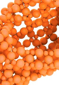 Orange perlearmbånd sammensat af matte kugleperler i forskellige størrelser, strenget sammen for at skabe et fleksibelt, tekstureret design.