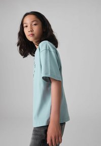smALLSAINTS TIERRA CREW LOGO  - Apdrukāts T-krekls - pale blue