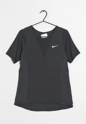 Donkergrijs sportshirt met korte mouwen, meshpanelen en wit Nike Swoosh-logo, hangend aan een zwarte hanger tegen een witte achtergrond.