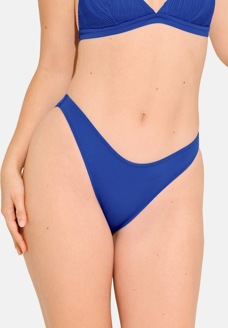 Bas de bikini bleu avec une texture lisse et des jambes haute coupe. Le design présente des coutures minimales et une taille sans couture.